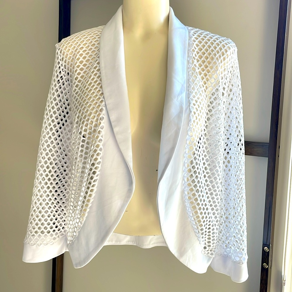 Sweet White Topper with rounded hem